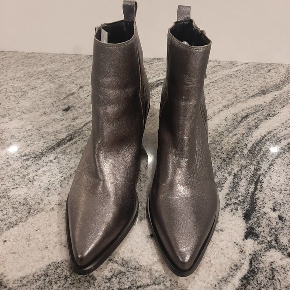 GUESS "TALZA" Pewter Metallic Leather Booties SIZE 7.5M - Picture 4 of 12